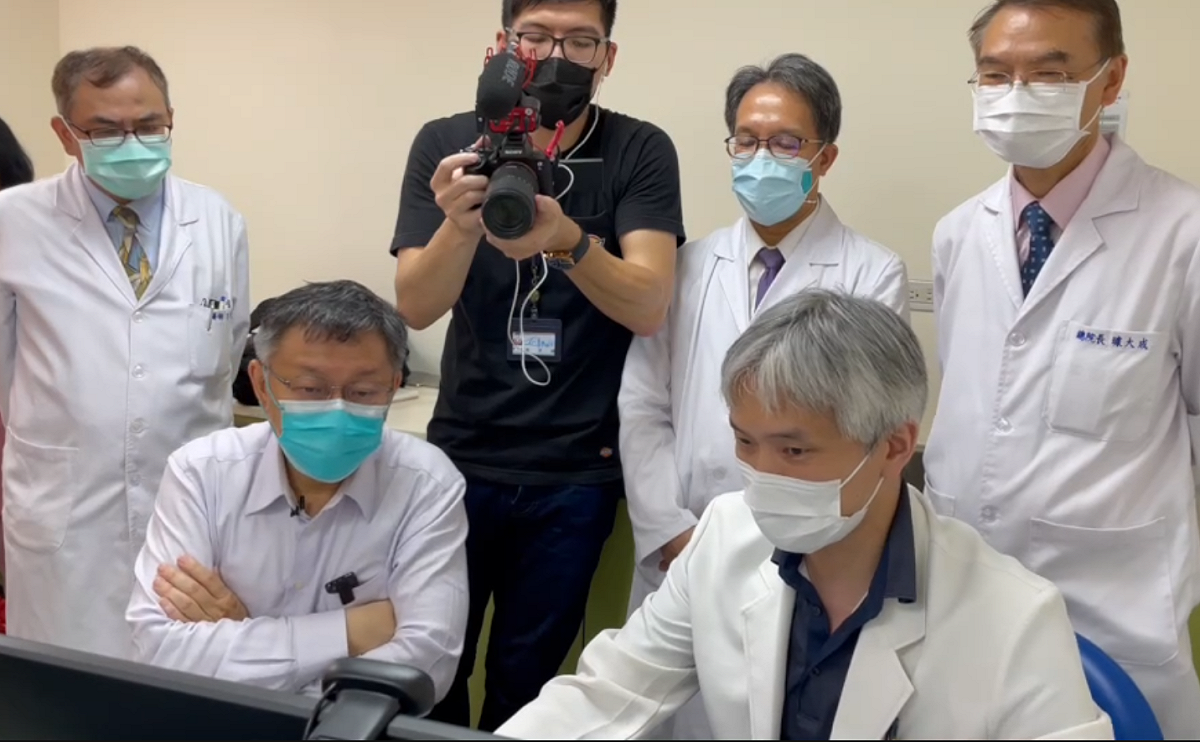 台北市長柯文哲下午前往視察聯醫忠孝院區視訊診療流程及慰勞醫護人員。 圖：翻攝北市府提供畫面
