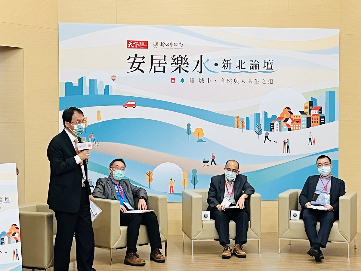 水利署副署長王藝峰擔任主持人，與水利技師公會全聯會理事長陳賜賢、台灣大學土木工程學系教授游景雲、水局局長宋德仁會談。 圖：新北市水利局提供