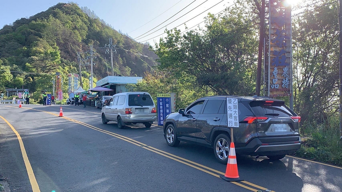 由於梅雨鋒面來襲，交通部公路總局表示，本週末取消合歡山杜鵑花季交管（花季交管資料照）。 圖：擷取自公路總局第二區養護工程處臉書