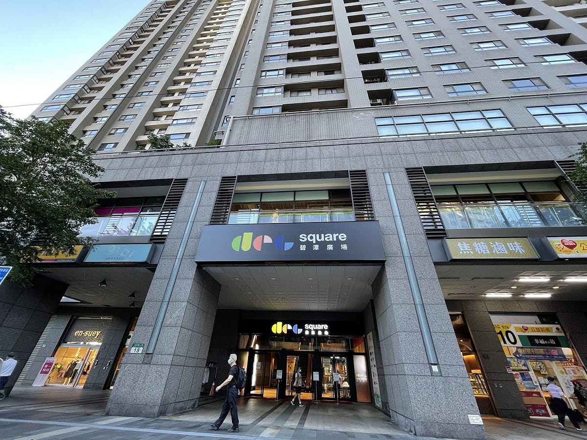 新店捷運站旁的碧潭廣場推出各種優惠活動。