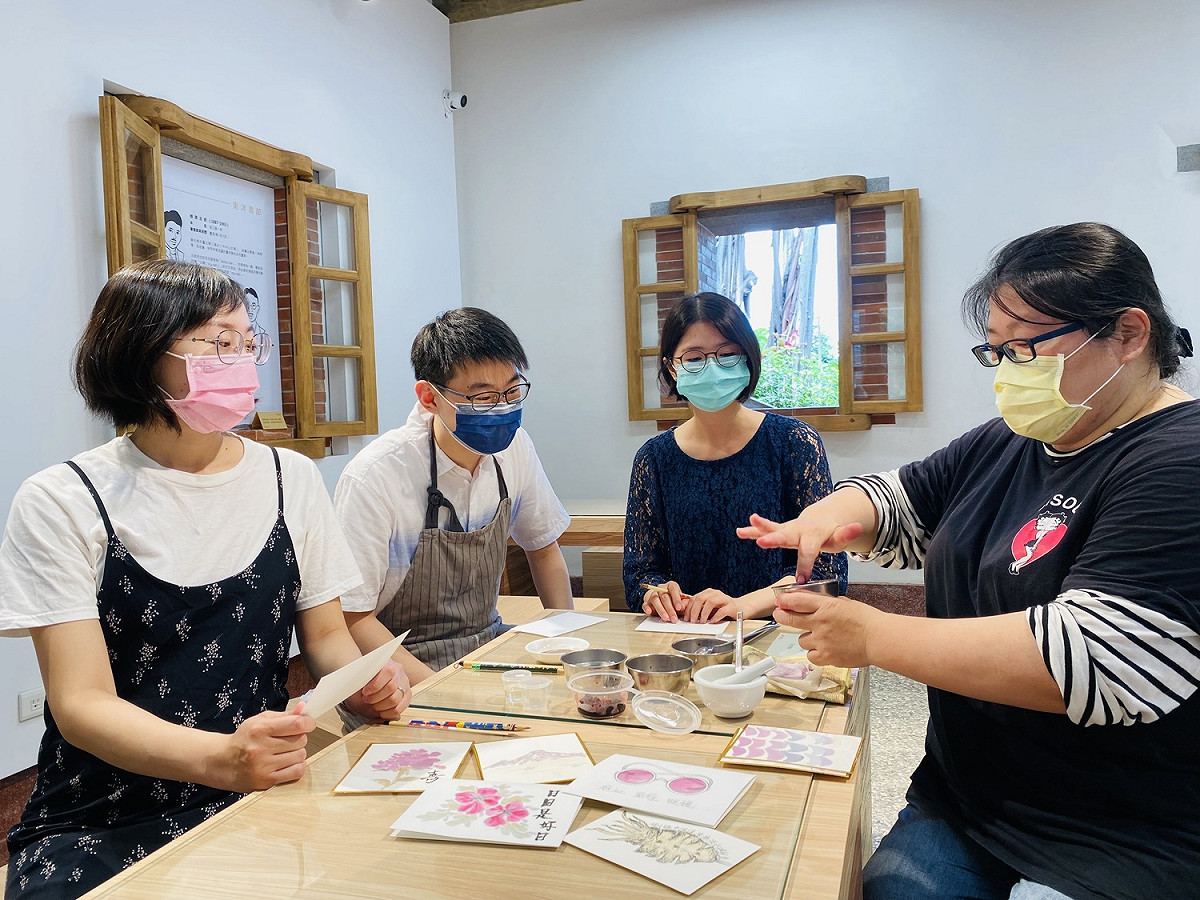 淡水古蹟博物館在518國際博物館日於淡水木下靜涯舊居推出模仿膠彩畫的DIY體驗。 圖：淡水古蹟博物館提供