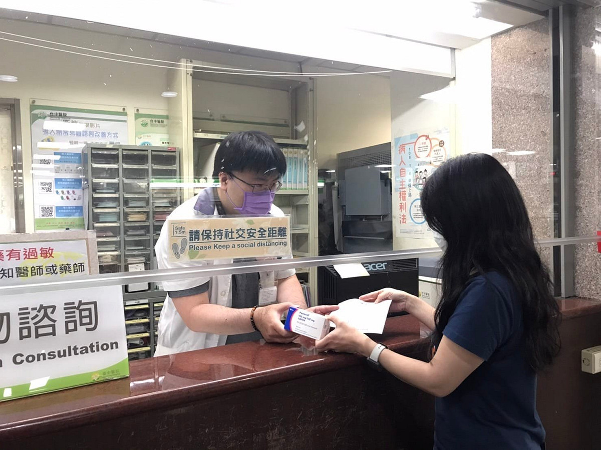 自5月13日起，開放符合口服抗病毒藥物用藥條件之COVID-19確診者，可由親友代為看診，以評估使用口服抗病毒藥物。 圖：翻攝自王必勝臉書