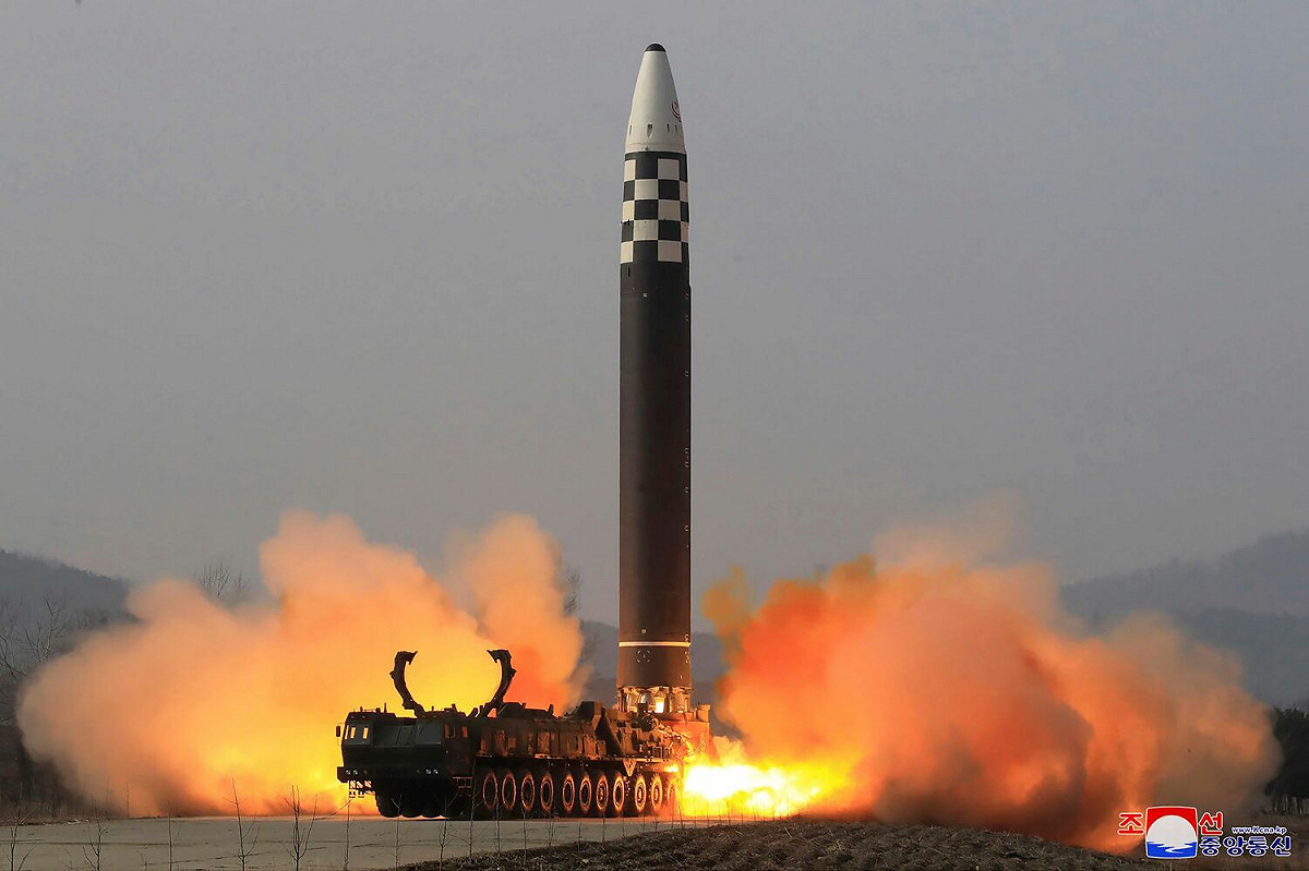 北韓軍方在一個秘密地點進行Hwasong-17洲際彈道導彈（ICBM）試射。 圖：達志影像/美聯社（資料照片）