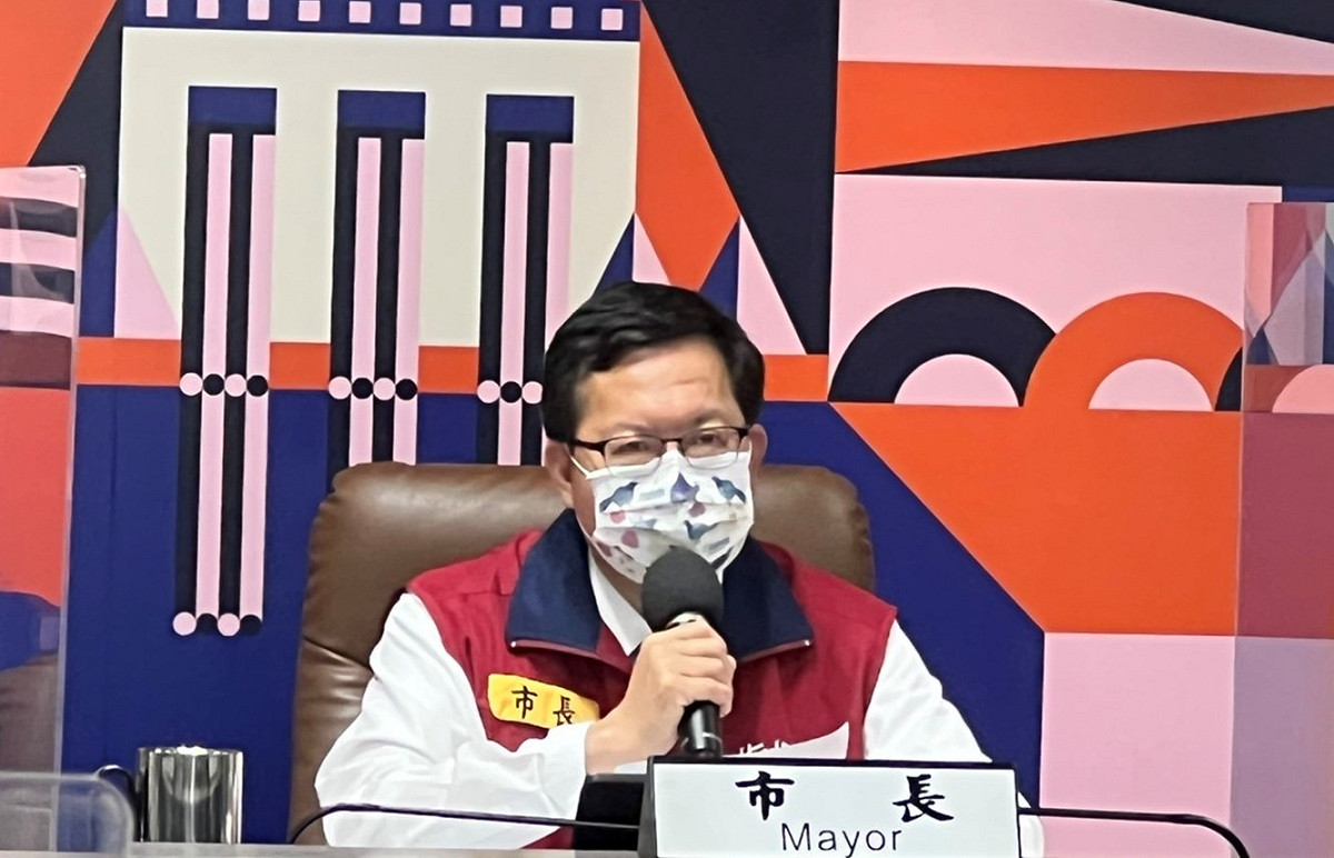 鄭文燦宣布，桃園市校園防疫升級，本月校園大型活動一律展延一個月後舉行，畢業典禮改為線上辦理。 圖：桃園市政府／提供