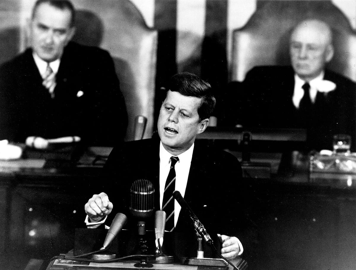 1963年6月，時任美國總統甘迺迪在美利堅大學致詞時警告，核武大國在捍衛自身利益的同時，也必須避免迫使敵人「在羞辱撤退或發動核戰之間二選一」，以免導致華府政策破產，或者世界毀滅。 圖：翻攝自維基百科