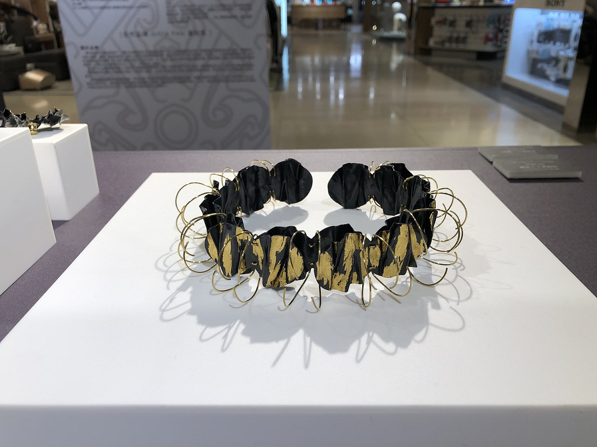 潘怡良老師在台北時裝周展上搭配的飾品。 中友百貨/提供