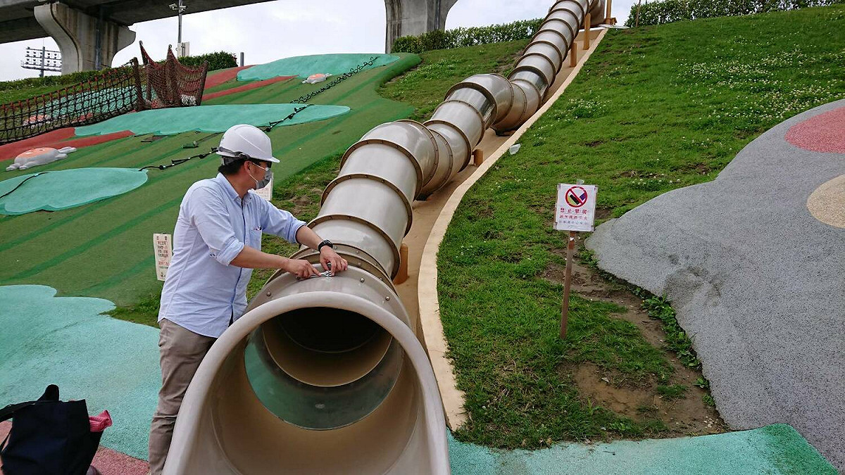 新北水岸遊戲場定期做檢查維護。 圖：新北市水利局提供