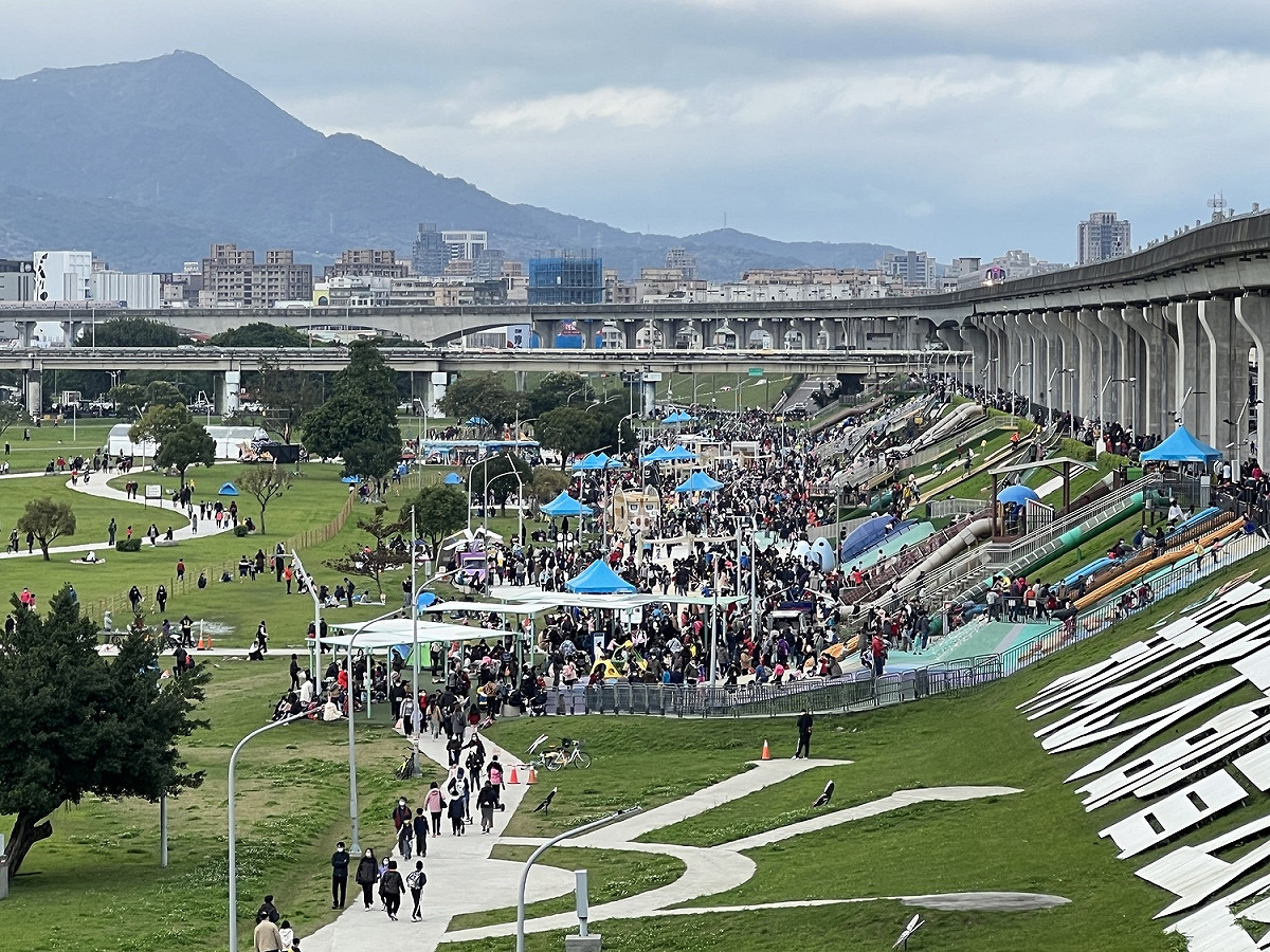 令大人小孩失控的熊猴森樂園位於新北大都會公園。 圖：新北市水利局提供