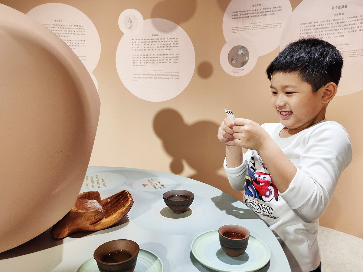 民眾可以在新北市坪林茶業博物館體驗津甘馧特展互動裝置，奉上一杯茶即可獲得「心靈處方箋」。