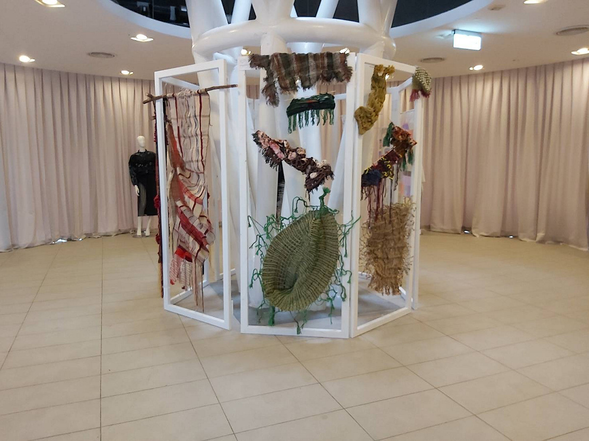 展區中央所陳列的纖維藝術織品，將青年學子的工藝及創意納入其中。 圖：新北市漁業處提供