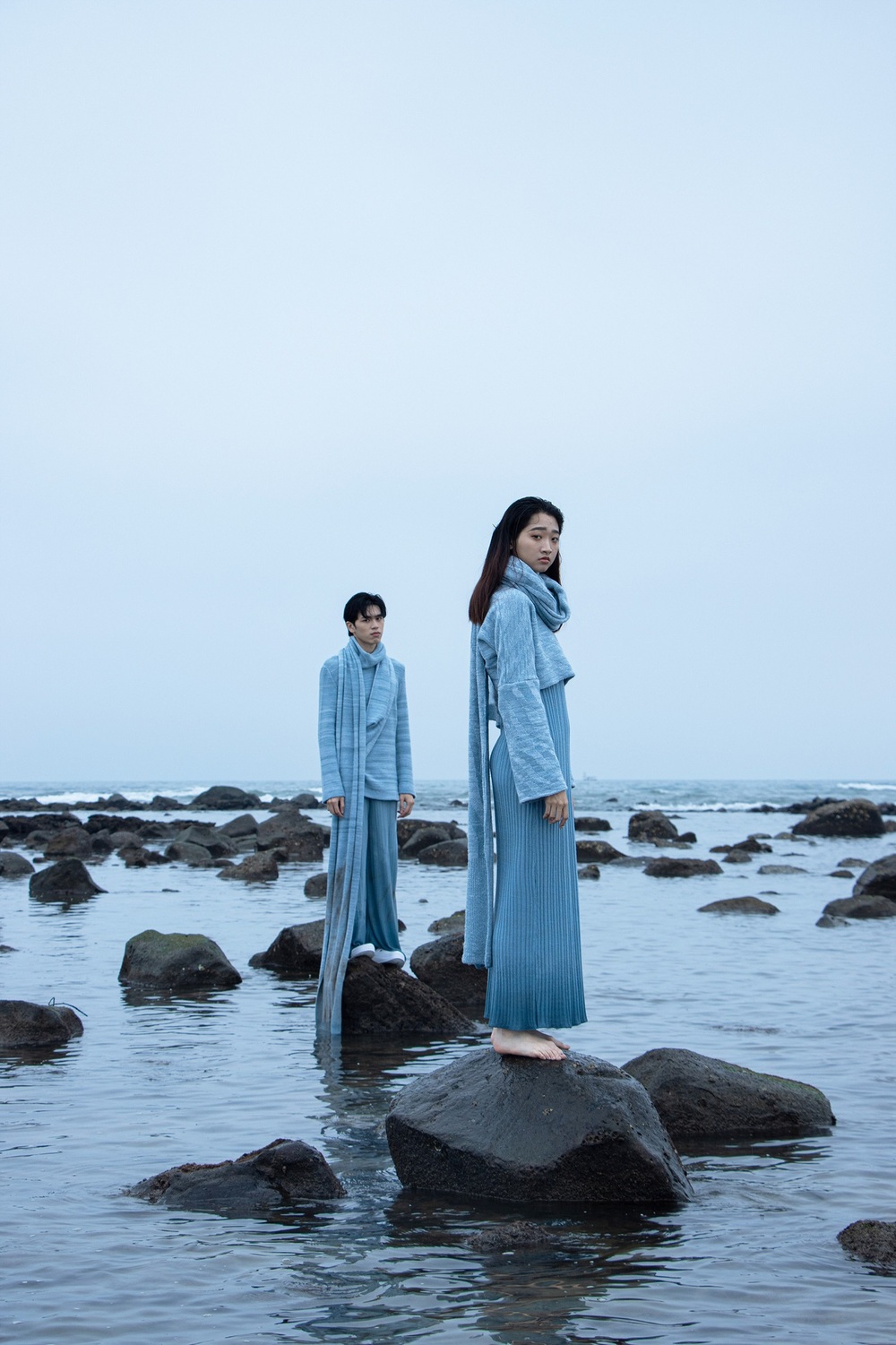 同學江昀芸作品，針織服裝織紋呼應著海水呈現「海邊走走」的悠閒氣息。 圖：新北市漁業處提供