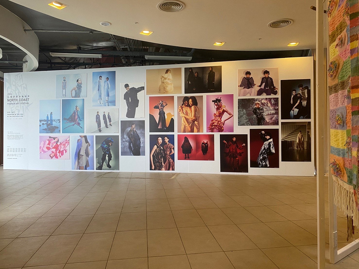 時尚展覽入口處的掛畫牆面，展出23幅精美時尚攝影作品。 圖：新北市漁業處提供