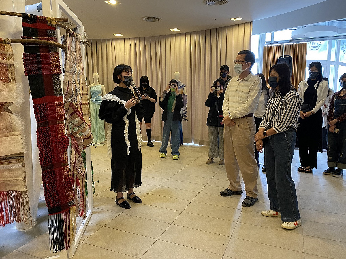 輔大青年設計師解說設計作品。 圖：新北市漁業處提供