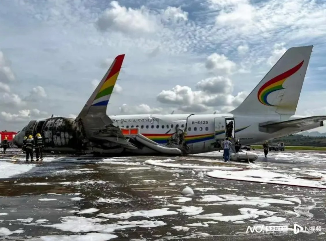 中國西藏航空公司的一架飛機於重慶江北國際機場起飛時，偏出跑道起火，造成36人受傷。 圖：翻攝自新華社