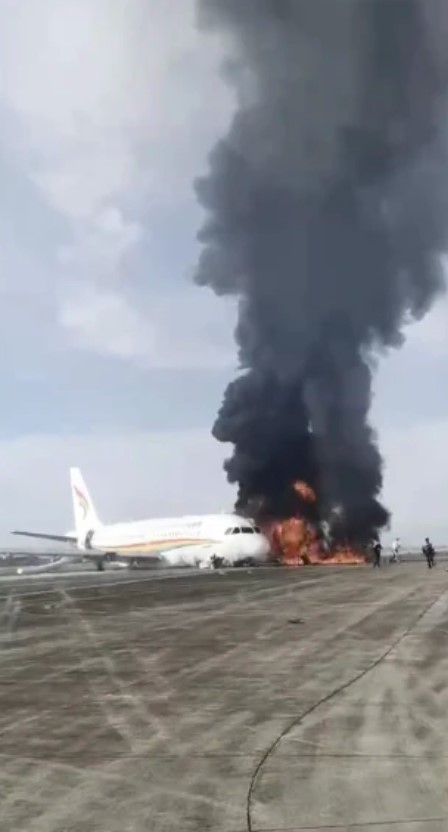 中國西藏航空公司的一架飛機於重慶江北國際機場起飛時，偏出跑道起火。 圖：翻攝自南都即時