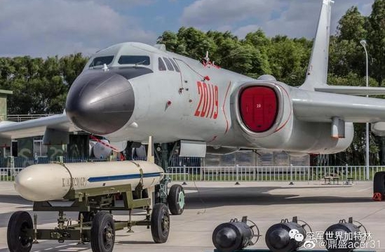 可掛大型彈道導彈的中國空軍轟-6N 戰機。 圖 : 翻攝自維信/空軍世界加特林
