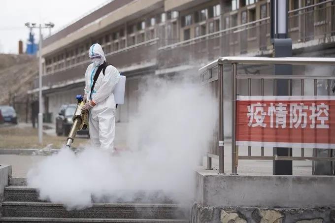 北京12日再傳42例本土確診，有全市「靜默」三天傳聞。公安以誤導公共輿論、擾亂社會秩序火速破案，逮捕造謠女子。 圖：翻攝新華報業網(資料照片)