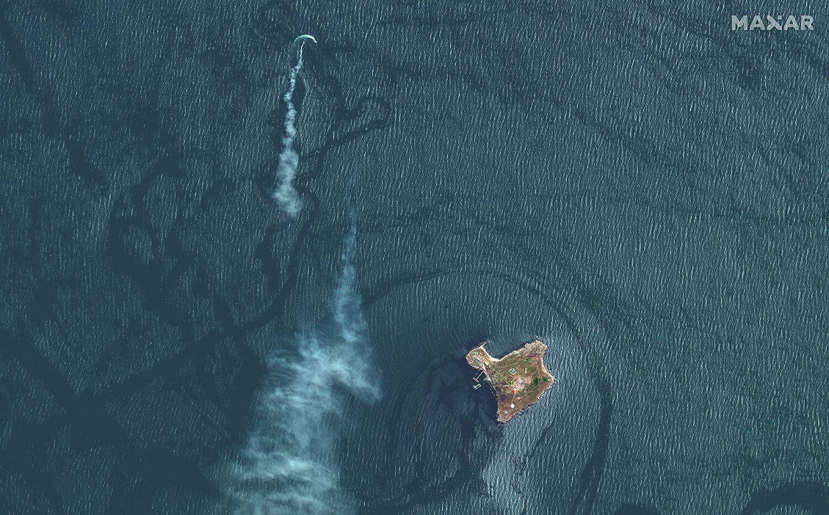 5月12日，在黑海蛇島附近，Maxar確認為俄羅斯Serna級登陸艦附近冒出濃煙。 圖 : 翻攝自MAXAR