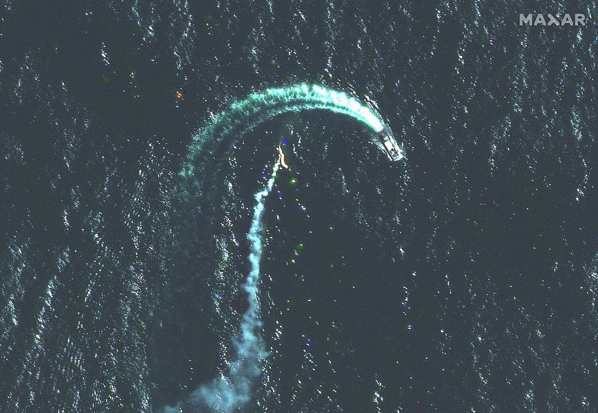 由 Maxar識別的Serna級登陸艦的近距離視圖，以及5月12日在衛星圖像中看到的導彈軌跡。 圖 : 翻攝自MAXAR
