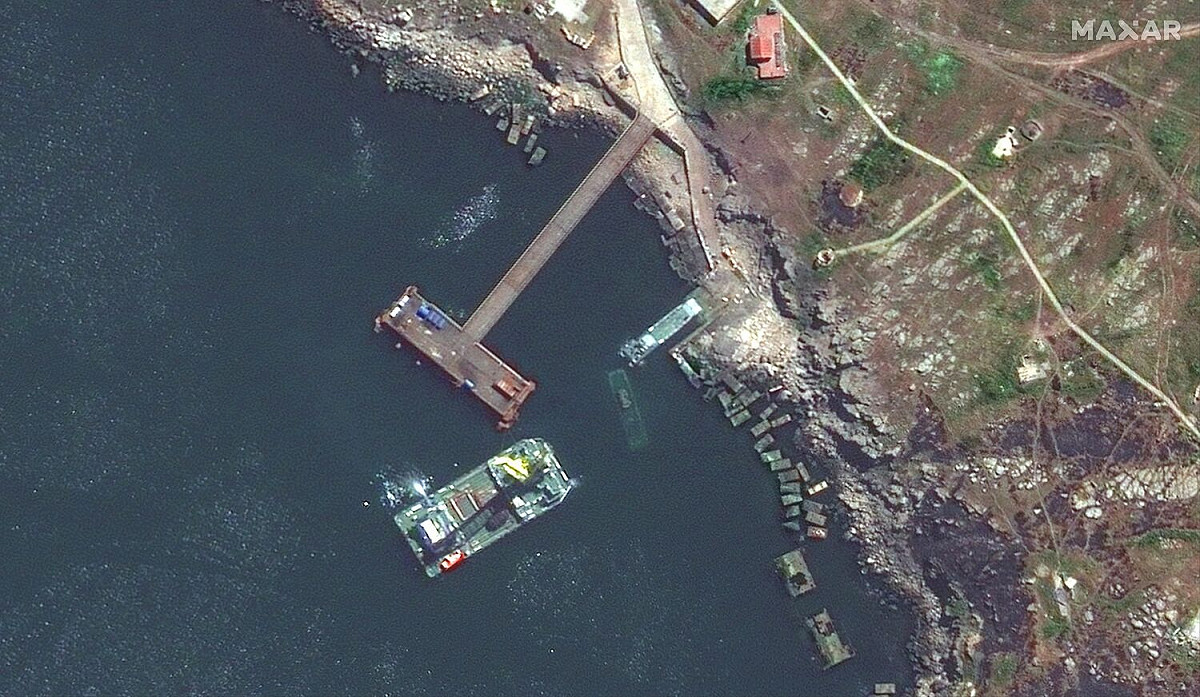 5月12日，在蛇島附近看到一艘塞爾納級登陸艦和另一艘沉船。 圖 : 翻攝自MAXAR
