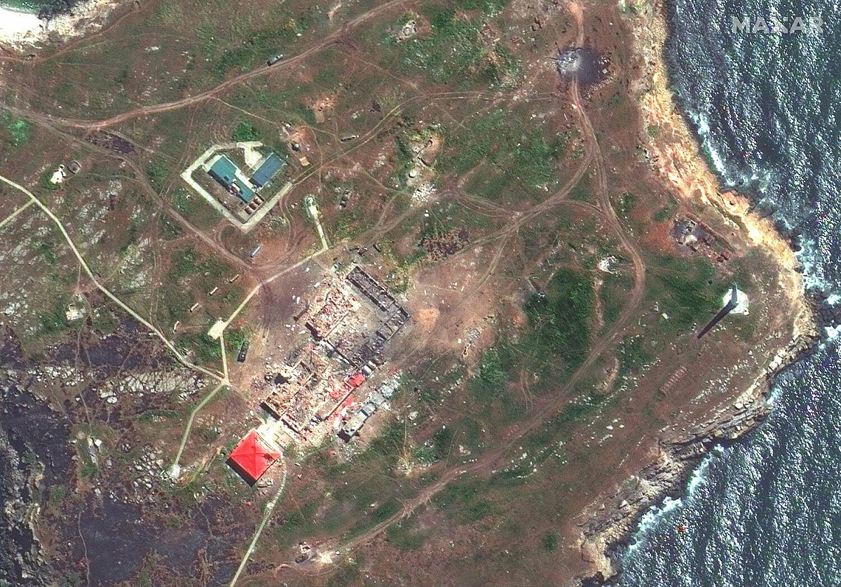 衛星圖像顯示5月12日在蛇島受損的直升機。 圖 : 翻攝自MAXAR