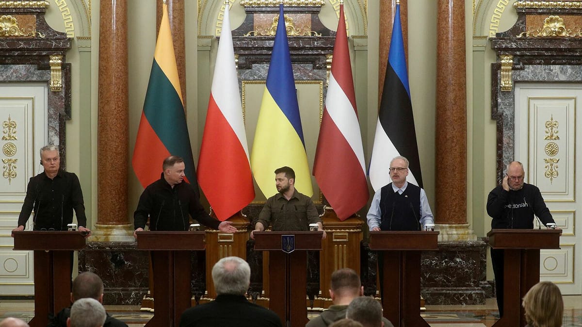 烏克蘭總統澤連斯基（Volodymyr Zelenskiy ，中）與立陶宛總統瑙塞達（Gitanas Nauseda，左一）、波蘭總統杜達（Andrzej Duda，左二）、拉脫維亞總統列維特斯（Egils Levits，右二）、愛沙尼亞總統卡里斯（Alar Karis，右一）在基輔會面。 圖：達志影像 / 路透社（資料照）