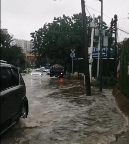 中國廣西暴雨，街道變河流。 圖 : 翻攝自中國青年網