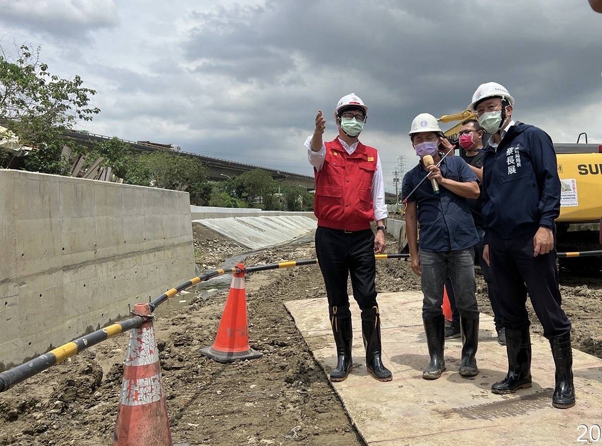 陳其邁(左)雨季前關心治水工程進度。 圖：高雄市政府提供