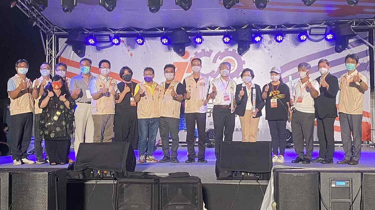 一起完成嘉義高工百年校慶演唱會盛事的辛苦校方工作人員。 圖：嘉義高工/提供