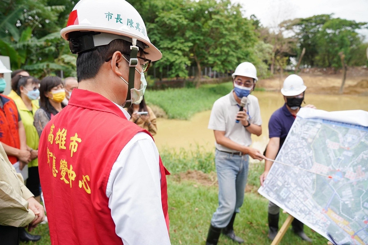 梅雨鋒面來襲，陳其邁視察治水工程進度。 圖：擷取自陳其邁臉書