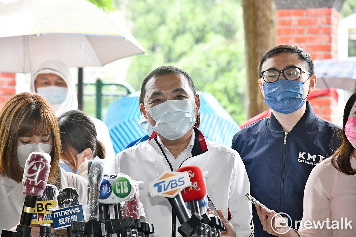 侯友宜再度呼籲中央盡快放寬「快篩陽視同確診」認定條件，讓染疫民眾盡早獲得所需的醫療診治。 圖：林昀真／攝