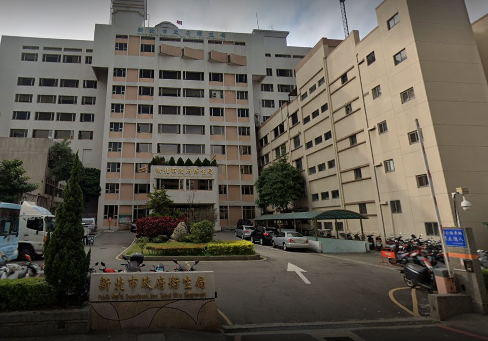 新北市三峽區的某養護中心爆發群聚感染，52人確診，3人死亡。（圖為新北市衛生局） 圖擷取自Google地圖