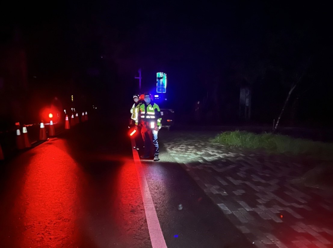 高雄六龜、桃源地區今（19）天晚間發生停電事故，道路一片漆黑，員警在路邊指揮交通。 圖：六龜分局 / 提供（資料照）