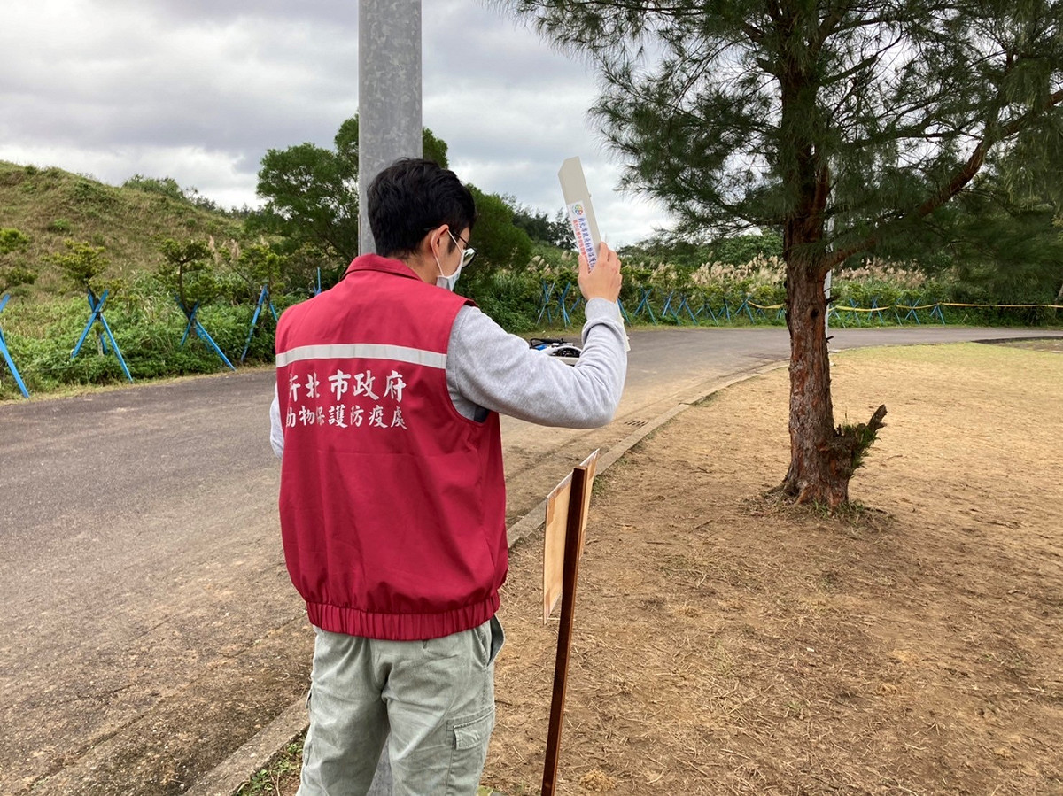 為預防民眾騷擾保育類野生動物長耳鴞，動保處在貢寮架設監視器以防止不肖人士。 圖：新北市動保處提供