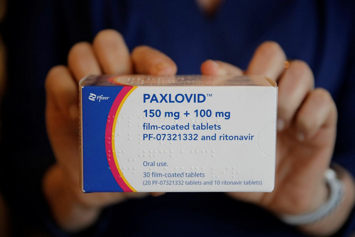 Paxlovid是由輝瑞研發的COVID-19口服抗病毒藥品，是一種蛋白酶抑制劑，用以阻斷病毒繁殖所需的蛋白酶，預防重症風險。 圖：達志影像/美聯社（資料照片）