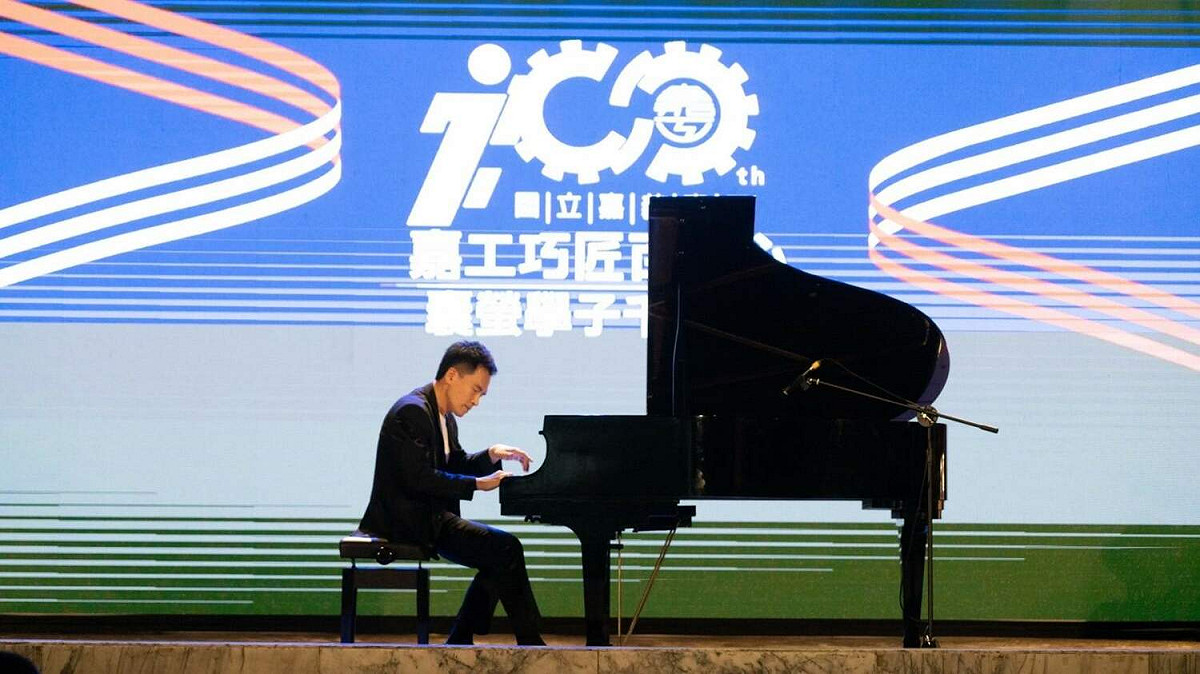 鋼琴王子陳冠宇昨天在嘉義高工百年校慶校友慈善音樂會中演出。 圖：嘉義高工/提供