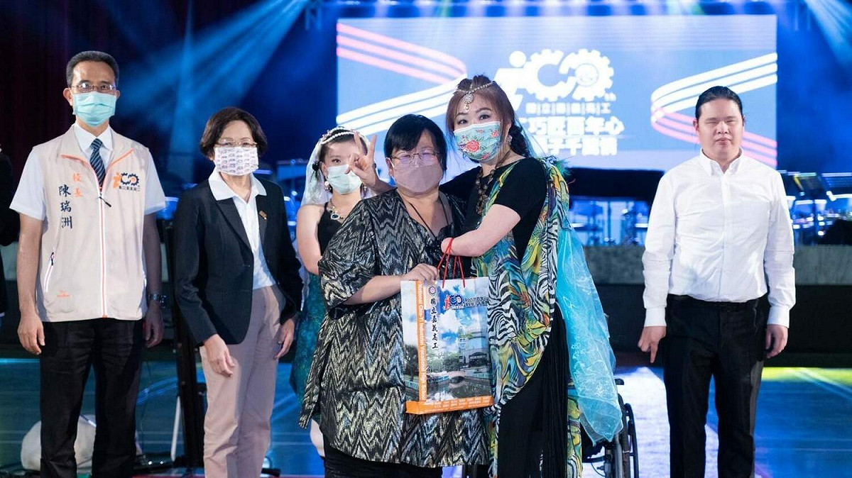 嘉義高工百年校慶校友慈善音樂會中，嘉工家長會長夫人熊千綺致贈紀念品鼓勵混障綜藝團。 圖：嘉義高工/提供