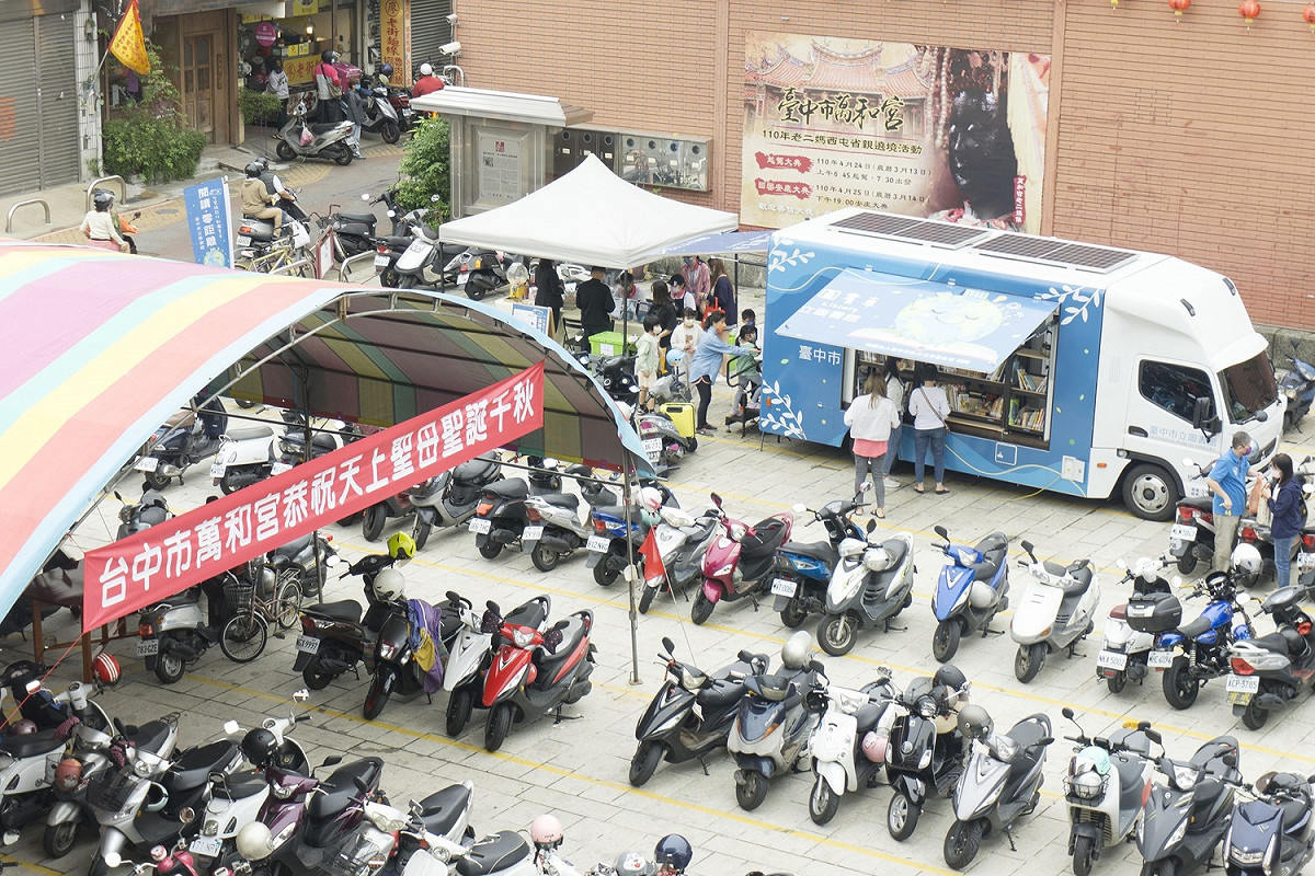 台中市首輛太陽能板供電行動圖書進駐萬和宮廣場。 圖：民眾提供