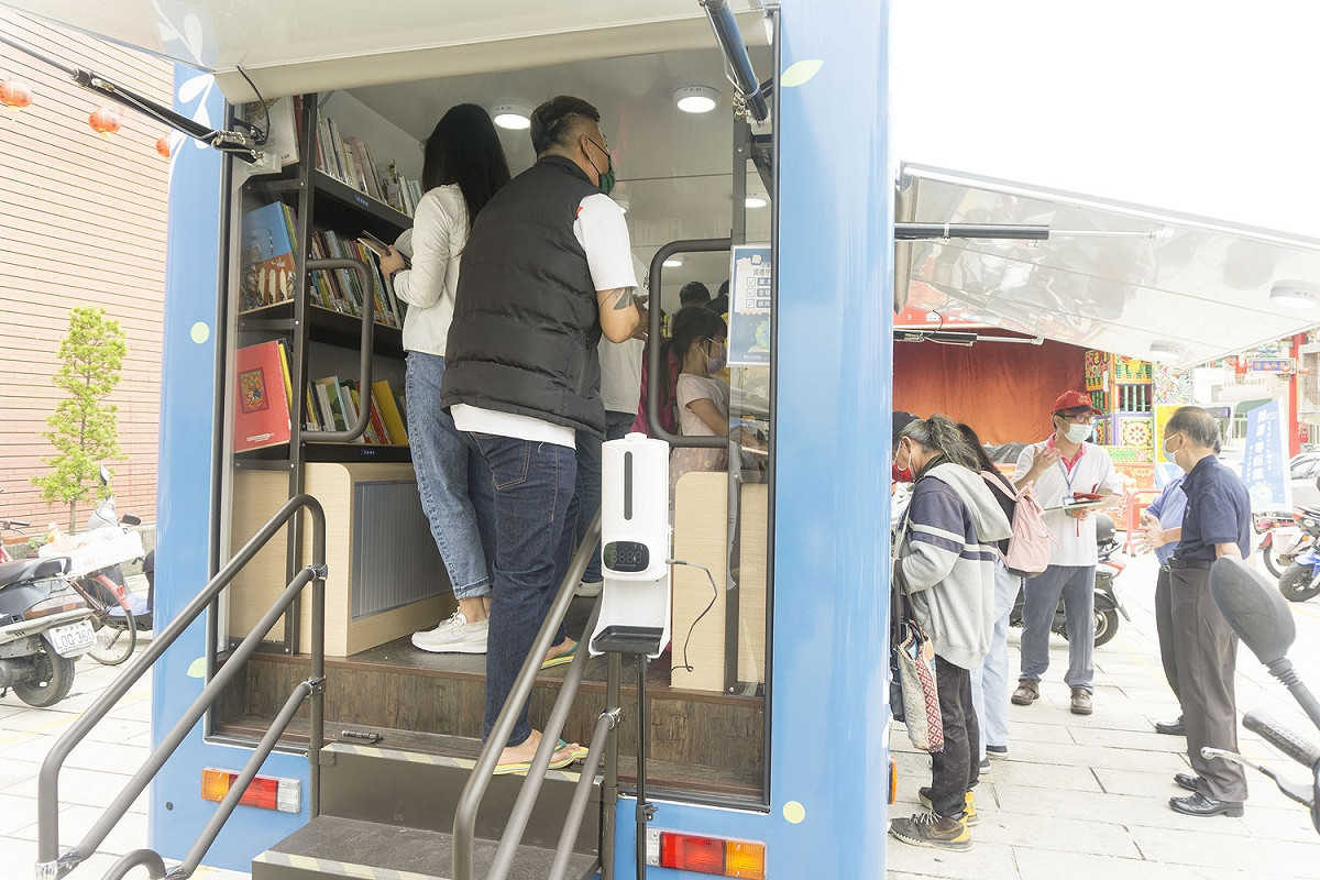 台中市首輛太陽能板供電行動圖書車，今天到萬和宮服務，吸引不少借書鄉親。 圖：民眾提供