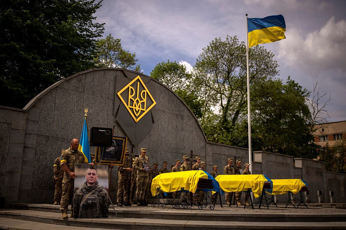 日前俄烏兩軍在赫爾松（Kherson）與利沃夫（Lviv）爆發多起衝突，死傷慘重，圖為烏克蘭士兵葬禮。（資料照） 圖：達志影像 / 美聯社