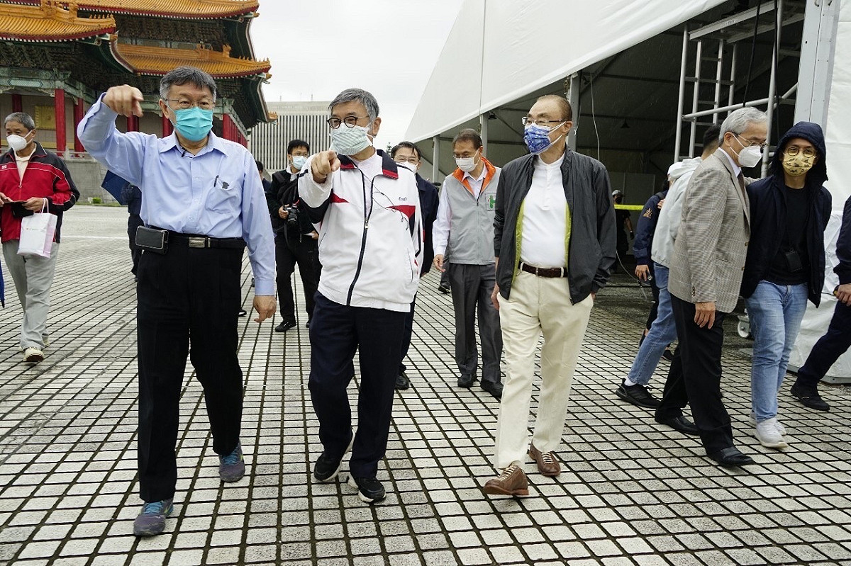 台北市長柯文哲15日下午前往中正紀念堂視察新社的防疫急門診/車來速建置進度 圖：台北市政府提供