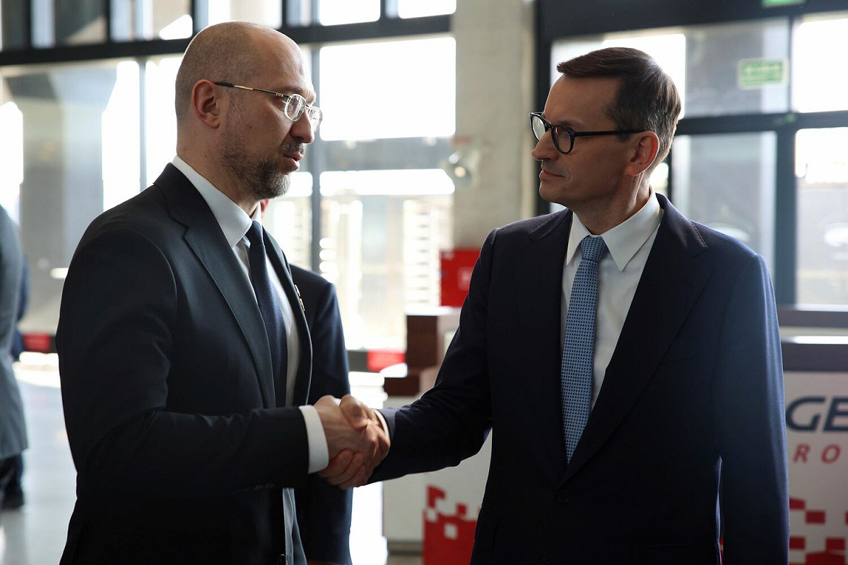 烏克蘭總理什米哈爾（Denys Shmyhal，左）與波蘭總理莫拉維茨奇（Mateusz Morawiecki）握手。 圖：達志影像/美聯社（資料照片）