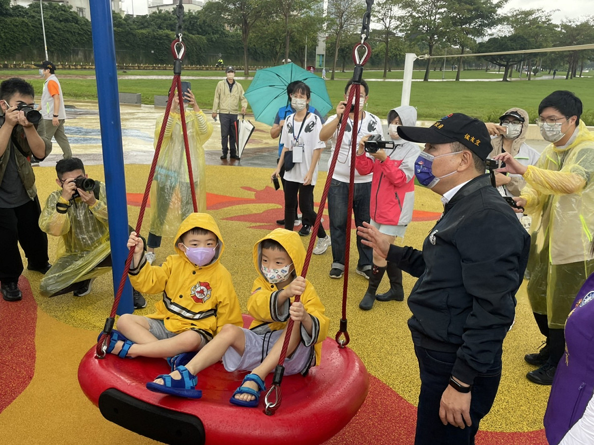 共融鞦韆。 圖：新北市水利局提供