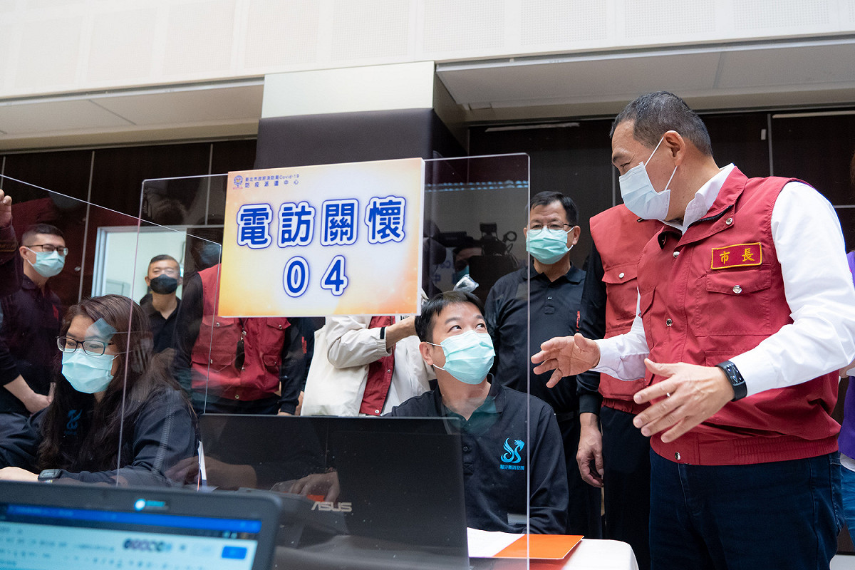 新北市長侯友宜5月15日宣稱消防局派遣中心3月底早就成立，外界質疑，3月就成立，為何5月才公布？（圖為侯友宜5月15日視察消防局防疫派遣中心） 圖：新北市新聞局提供