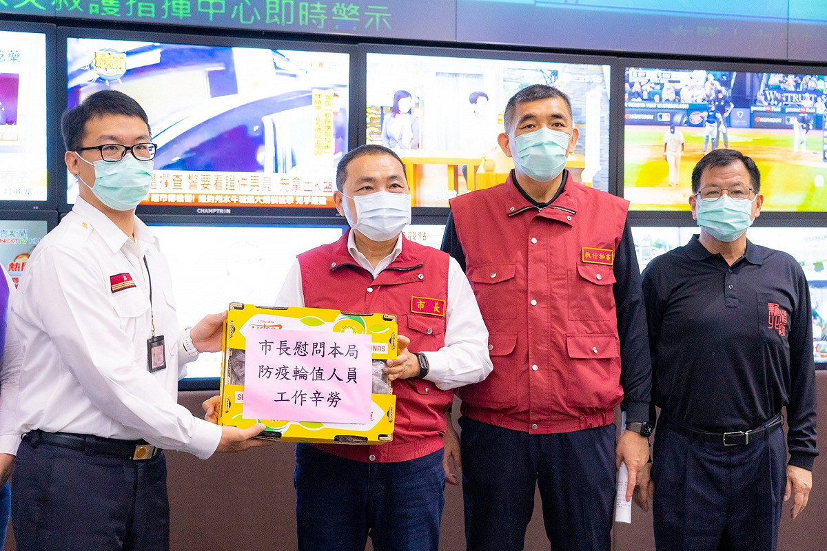 侯友宜視察119及防疫派遣中心，慰問防疫執勤同仁辛勞。 圖：新北市新聞局提供