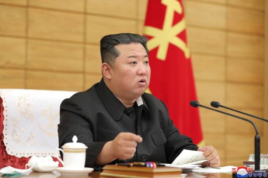 朝鮮疫情升溫，該國最高領導人金正恩15日召開政治局緊急會議，砲轟藥品供應動員失靈，內閣官員要負最大責任。 圖：翻攝自朝鮮通訊社官網