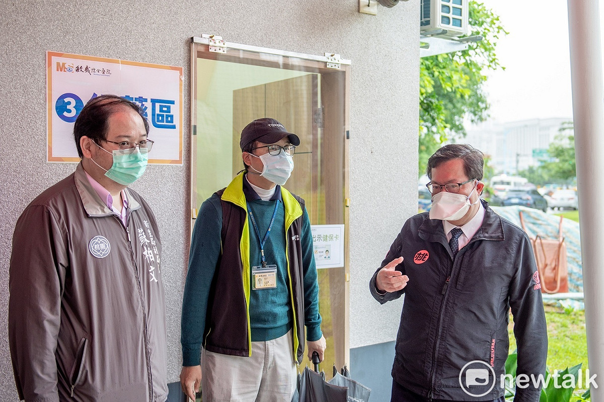鄭文燦視察中路社區採檢站作業情形。 圖：林昀真/攝