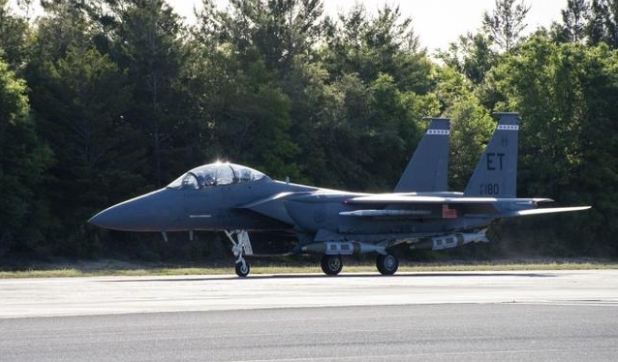 一架 F-15E 「攻擊鷹」戰鬥轟炸機掛載改良的 2,000 磅級 GBU-31/B 聯合直接攻擊炸彈（JDAM） 圖：翻攝自 US Air Force