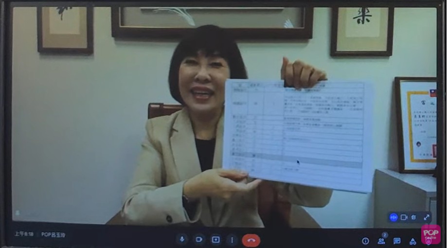 呂玉玲秀出486位里長連署資料，強調自己有在地實力「是桃園最強」。 圖：翻攝《POP撞新聞》直播