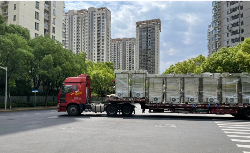 浦東聯洋一輛滿載 PCR 採樣亭的卡車 圖 : 翻攝自《財聯社》